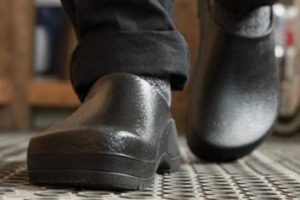 Foto de hombre usando zapatos suecos